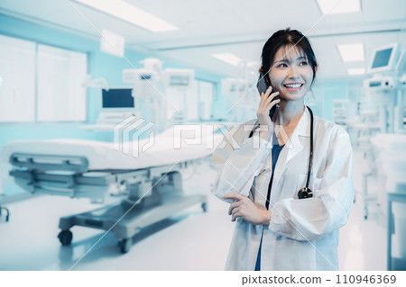 在醫院工作的女醫生 110946369