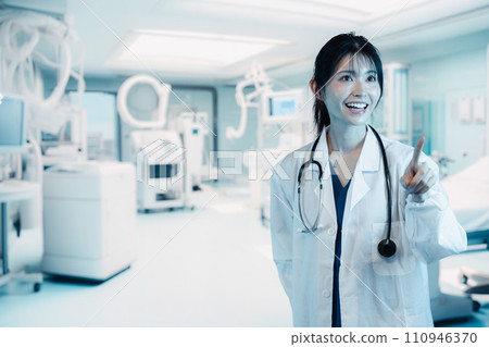在醫院工作的女醫生 110946370
