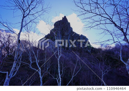 聳立在森林之上的惠庭山頂 聳立在森林之上的惠庭山頂 110946464