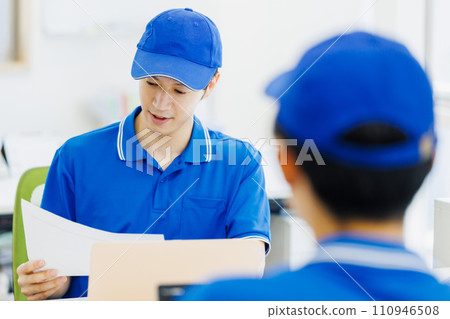 Sales driver having a meeting 110946508