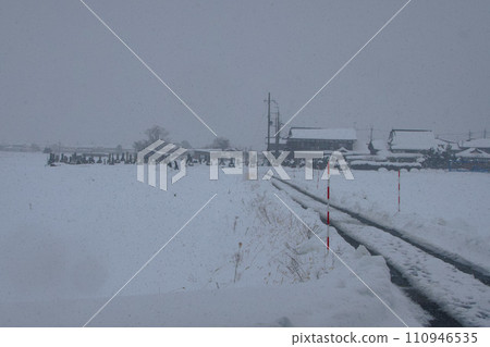 雪路上的車轍 110946535