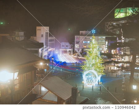 草津湯畑夜間照明和流動的汽車尾燈 草津湯畑夜間照明和流動的汽車尾燈 110946842