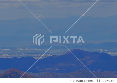 The snow-covered mountains of Mt. Eniwadake from the summit of Mt. Eniwadake 110946938