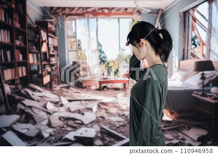 一名婦女的房子因地震倒塌,她不知所措。 一名婦女的房子因地震倒塌,她不知所措。 110946958