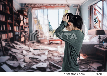 一名婦女的房子因地震倒塌,她不知所措。 一名婦女的房子因地震倒塌,她不知所措。 110946963