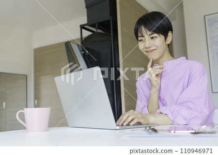 在家遠距工作的年輕女性 110946971