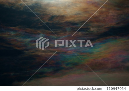 Fantastic colored clouds appearing in the early summer sky / Telephoto / Sky limited / 210629AM 110947034