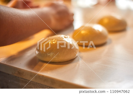 Preparation homemade pizza  110947062