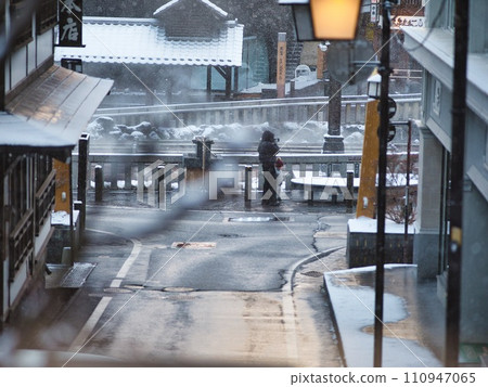 在雪中拍攝草津湯畑 在雪中拍攝草津湯畑 110947065