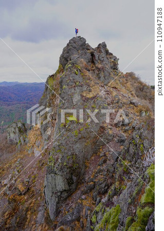 從憲兵看到的登山者站在惠庭山主峰上 110947188