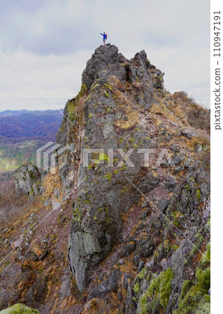 從憲兵看到的登山者站在惠庭山主峰上 110947191