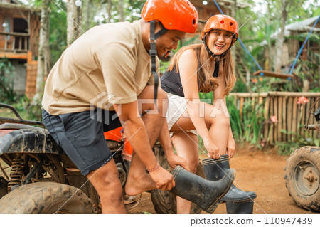 asian couple chatting while wearing their savety equipment 110947439