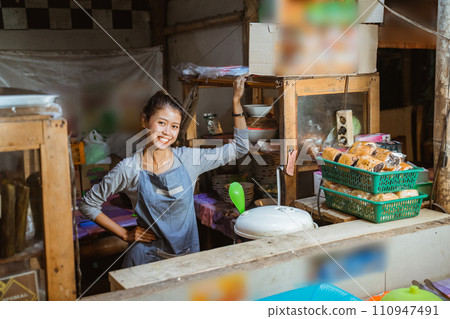 Asian girl selling standing leisurely with one hand on waist Asian girl selling standing leisurely with one hand on waist 110947491
