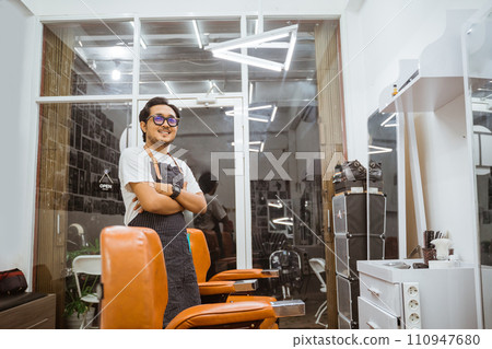 asian hairdresser standing and posing at camera with smiling face asian hairdresser standing and posing at camera with smiling face 110947680