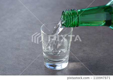 將韓國燒酒倒入玻璃杯中 110947871