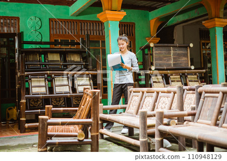 Asian girl using a clipboard to check the quantity 110948129