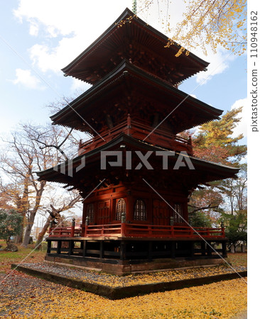 Blue sky, autumn leaves, and three-storied pagoda Blue sky, autumn leaves, and three-storied pagoda 110948162