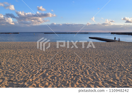Kobe/Suma coast jetty and sunset 110948242