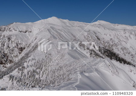 從劍峰山眺望冬天的釜村山 110948320