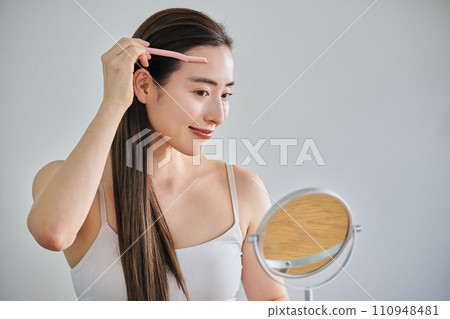 一名 30 多歲的女性用女士刮鬍刀刮臉 一名 30 多歲的女性用女士刮鬍刀刮臉 110948481