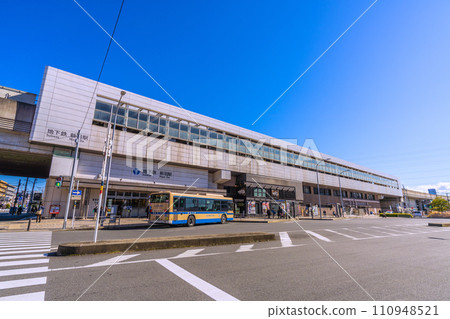 日本橫濱城市景觀 橫濱市營地鐵日波站等景觀蔚藍的天空鋪展開來... = 2020 年 1 月 25 日 日本橫濱城市景觀 橫濱市營地鐵日波站等景觀蔚藍的天空鋪展開來... = 2020 年 1 月 25 日 110948521