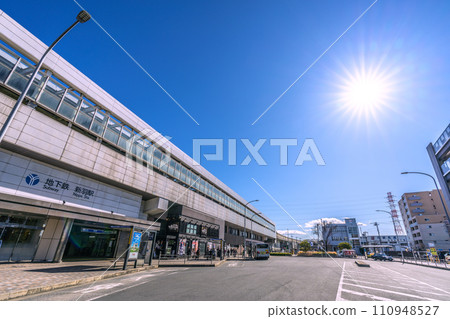 日本橫濱城市景觀 橫濱市營地鐵日波站等景觀蔚藍的天空鋪展開來... = 2020 年 1 月 25 日 日本橫濱城市景觀 橫濱市營地鐵日波站等景觀蔚藍的天空鋪展開來... = 2020 年 1 月 25 日 110948527