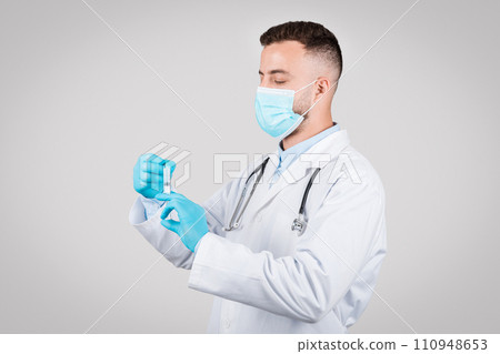Focused doctor preparing a vaccine injection 110948653