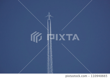 Contrails flying in the evening sky/Spring/Telephoto/Sky only/230417pm 110948665