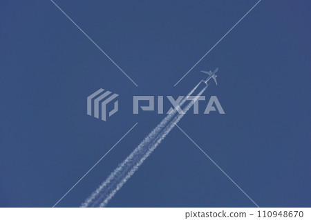 Contrails flying in the evening sky/Spring/Telephoto/Sky only/230417pm Contrails flying in the evening sky/Spring/Telephoto/Sky only/230417pm 110948670