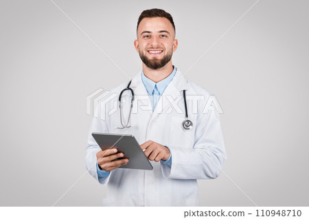 Male doctor holding tablet, friendly and professional 110948710