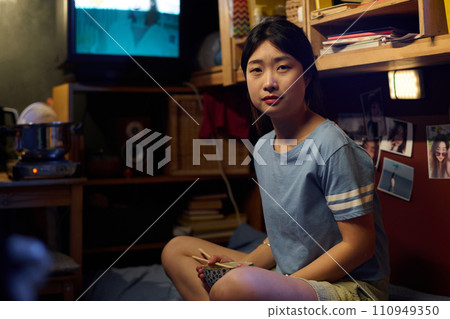 Young woman with chopsticks and bowl 110949350