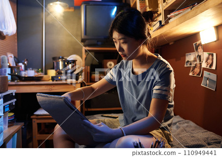 Chinese girl learning to draw 110949441