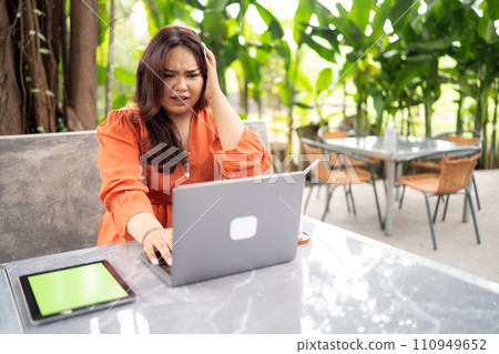 plus size woman working in outdoor cafe 110949652