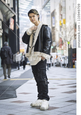 一名 20 多歲男子看著鏡頭的全身肖像 一名 20 多歲男子看著鏡頭的全身肖像 110949709