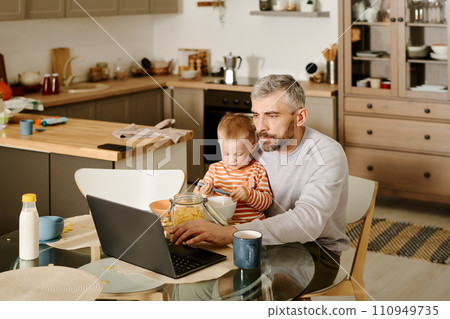 Male solopreneur watching online video 110949735