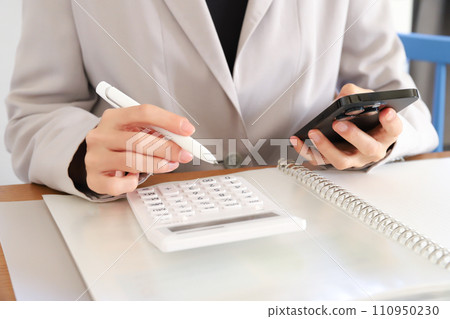 計算器和智慧型手機線上投資圖像 計算器和智慧型手機線上投資圖像 110950230