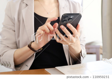 使用智慧型手機的手商業形象 使用智慧型手機的手商業形象 110950231