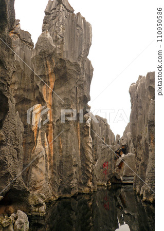 Travel to Yunnan, China to photograph the unique stone forest scenery 110950586