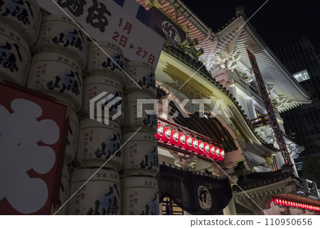 銀座歌舞伎座 歌舞伎座塔 燈光明亮的夜晚城市 110950656