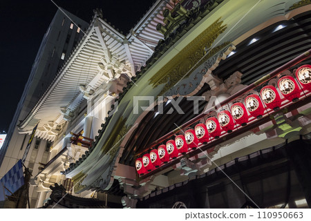 銀座歌舞伎座 歌舞伎座塔 燈光明亮的夜晚城市 銀座歌舞伎座 歌舞伎座塔 燈光明亮的夜晚城市 110950663