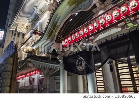 銀座歌舞伎座 歌舞伎座塔 燈光明亮的夜晚城市 銀座歌舞伎座 歌舞伎座塔 燈光明亮的夜晚城市 110950665