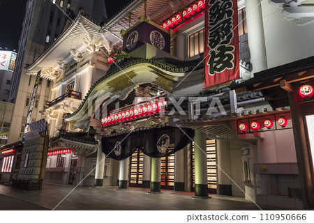 銀座歌舞伎座 歌舞伎座塔 燈光明亮的夜晚城市 銀座歌舞伎座 歌舞伎座塔 燈光明亮的夜晚城市 110950666