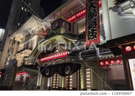 銀座歌舞伎座 歌舞伎座塔 燈光明亮的夜晚城市 銀座歌舞伎座 歌舞伎座塔 燈光明亮的夜晚城市 110950667