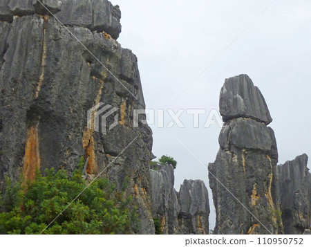 Travel to Yunnan, China to photograph the unique stone forest scenery 110950752