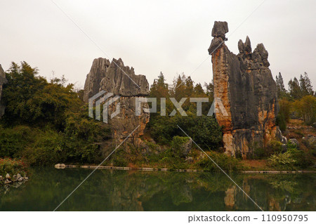 到中國雲南旅遊拍攝特別的石林風景 110950795