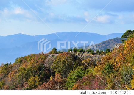 【天空之城】藍天中的竹田城遺址_古城石牆與山景的壯麗景色 110951203