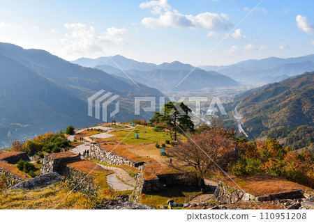 [Castle in the Sky] Ruins of Takeda Castle in the blue sky_Old castle stone wall and mountain scenery [Spectacular view of sea of clouds] 110951208