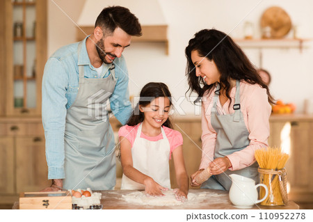 Family cooking together in kitchen 110952278