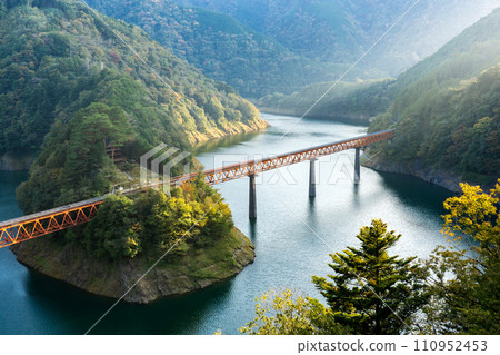 靜岡縣大井川鐵道的風景之旅。從奧大井站展望台欣賞壯麗的景色 靜岡縣大井川鐵道的風景之旅。從奧大井站展望台欣賞壯麗的景色 110952453