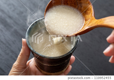 Pouring sweet sake Pouring sweet sake 110952455